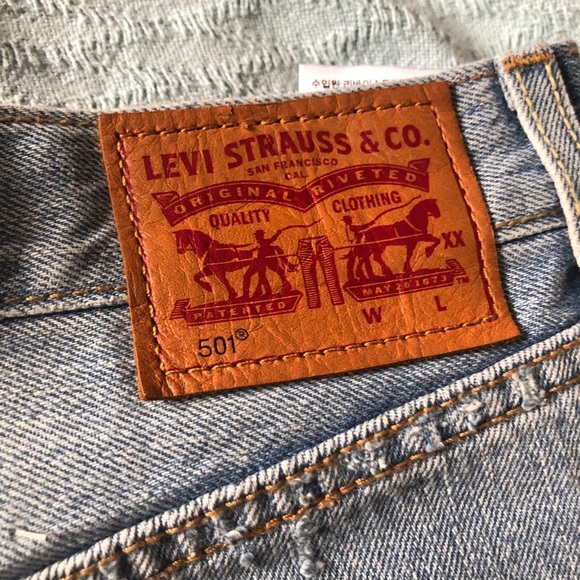 501 Levi’s high waisted denim shorts in light blue - Picture 4 of 4